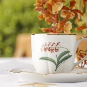 xícara de café de orquídeas