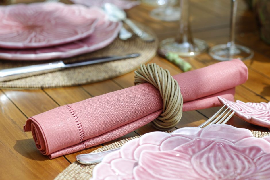 porta-guardanapo trançado e guardanapo em linho