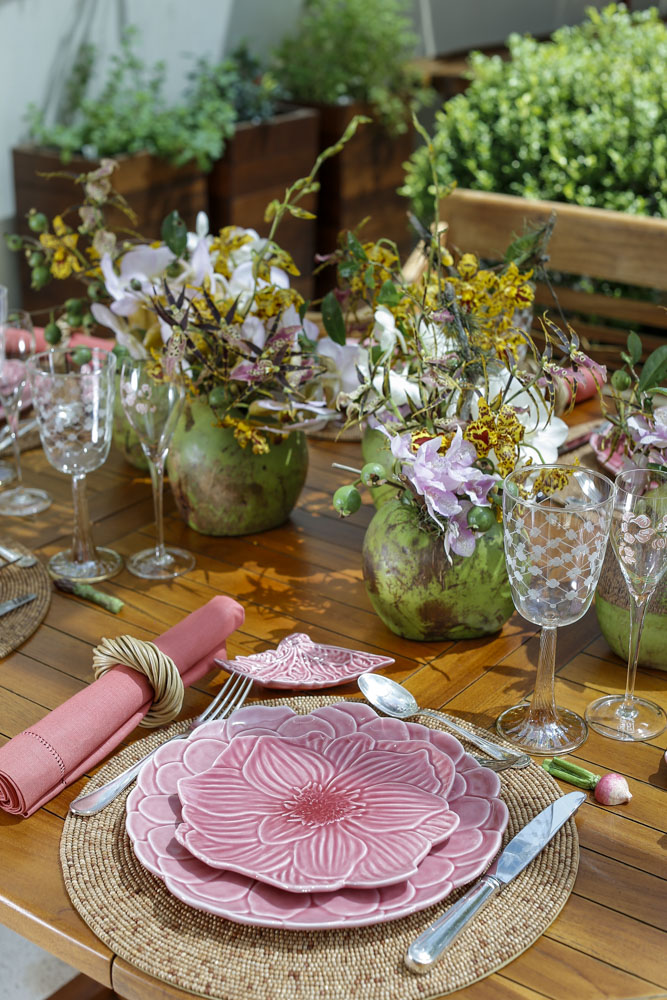 almoço tropical com cores rosa e verde 