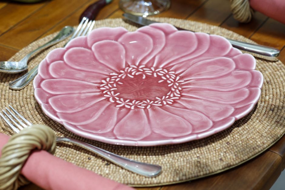 almoço tropical com cores rosa e verde 