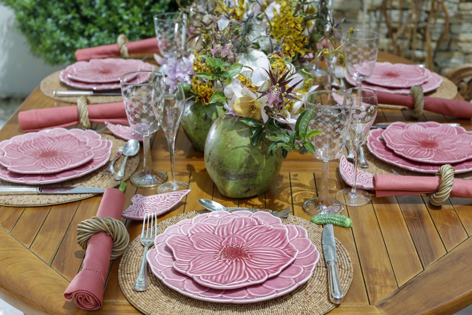 almoço tropical com cores rosa e verde 