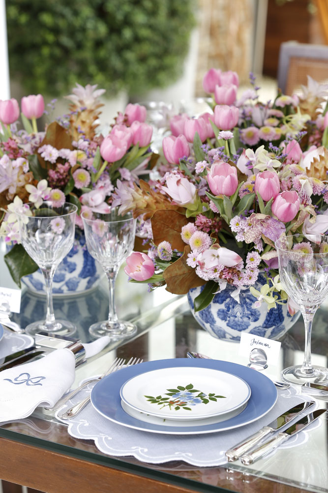 mesa com tons azul, branco e rosa 