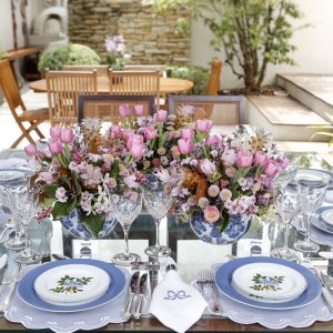 Um mesa com tons azul, branco e rosa para receber bem quem chega de viagem e precisa relaxar.