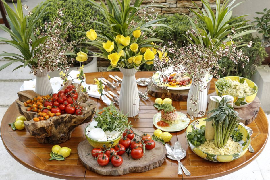 mesa de buffet com flores e madeira 