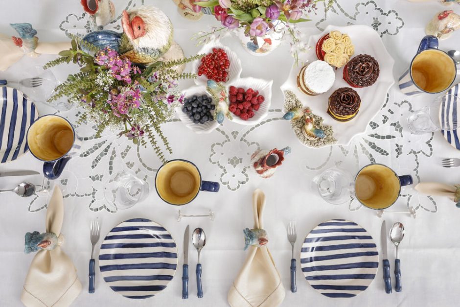decoracao com pratos e canecas listradas em azul e branco