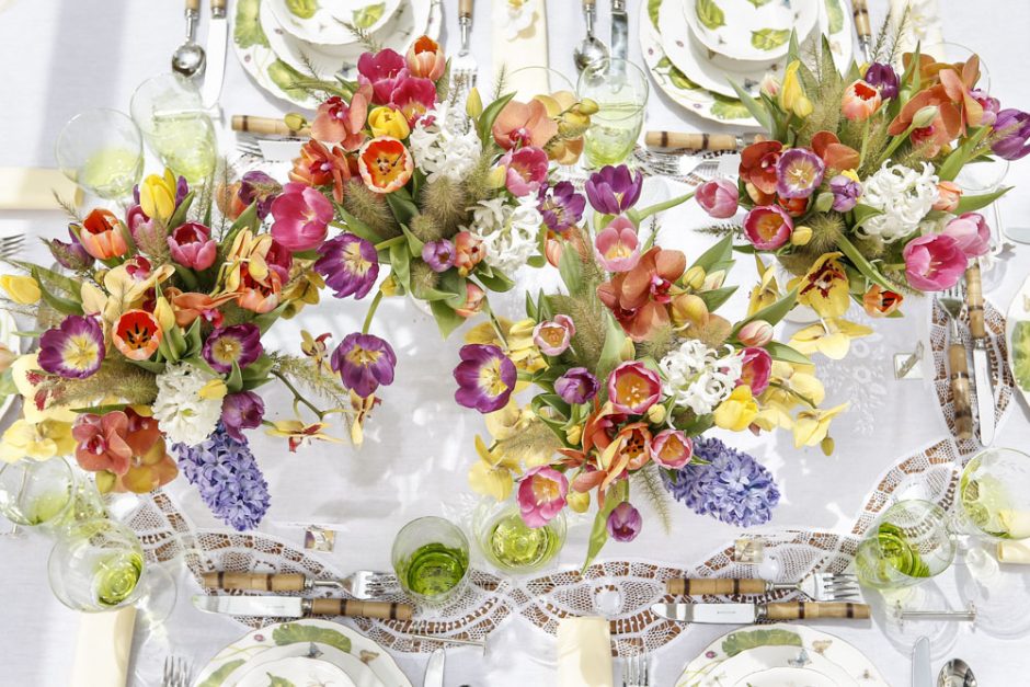 mesa colorida para almoco no jardim