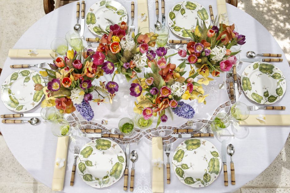 mesa colorida para almoco no jardim 