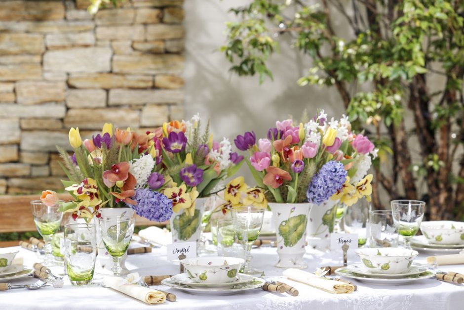 mesa com loucas da Tania Bulhoes 