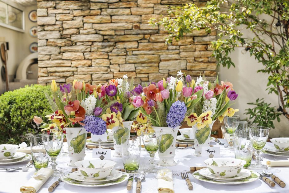 mesa com louca heras de tania bulhoes