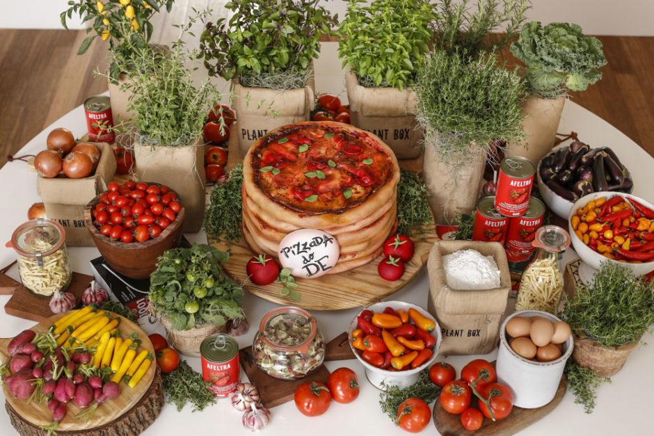 mesa com decoracao para dia de pizza 