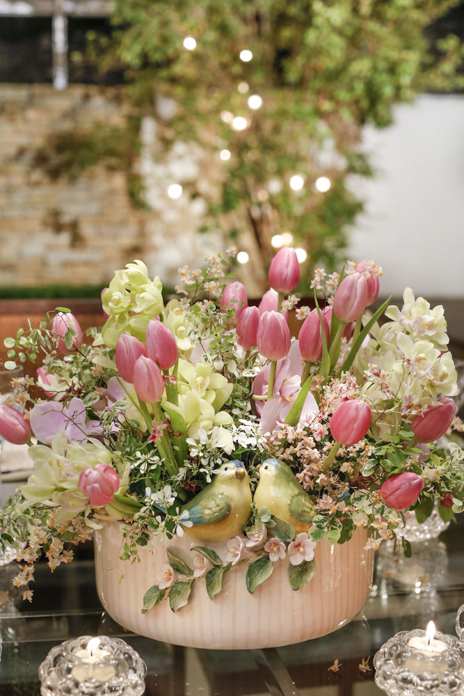 cachepot com pássaros vestindo a mesa 