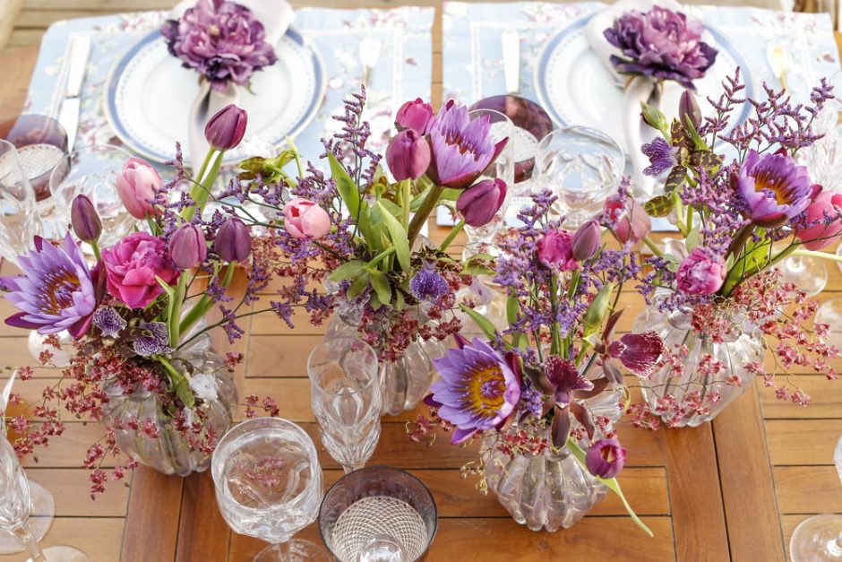 flores ao centro da mesa 