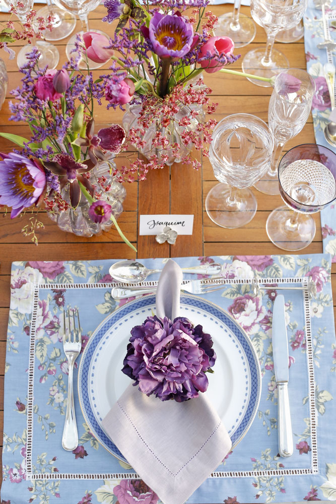 mesa decorada em tons de azul e roxo 