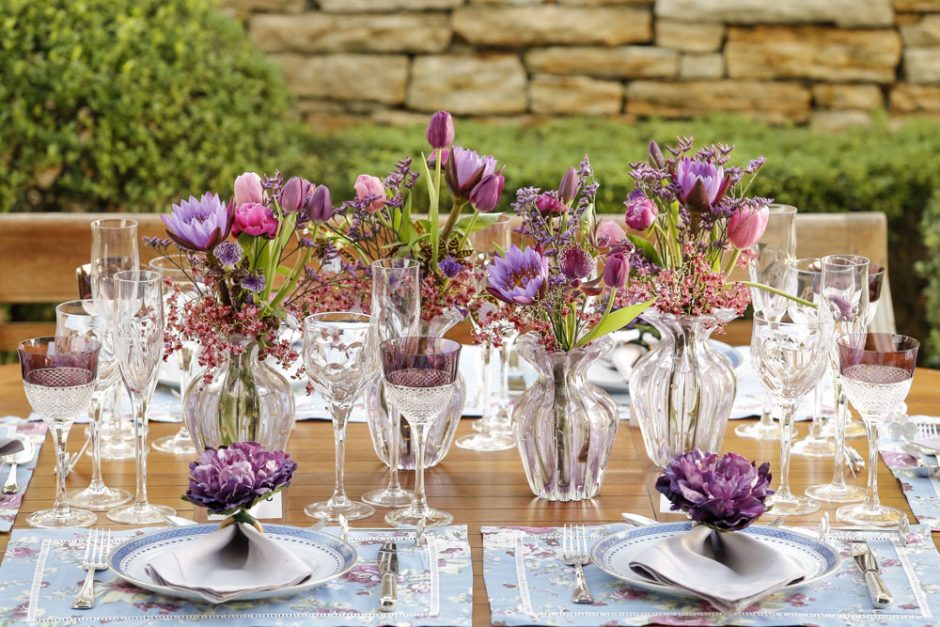 uma mesa decorada em tons de azul e roxo 