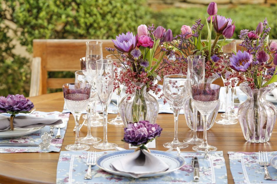 mesa decorada em tons de azul e roxo 