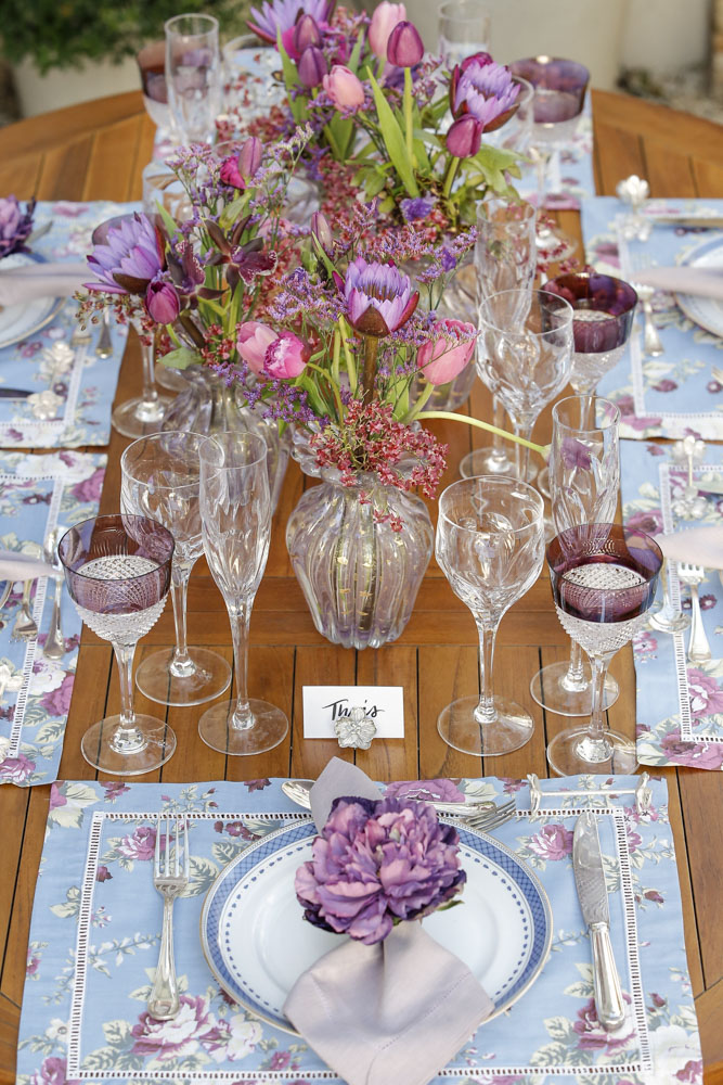mesa decorada em tons de azul e roxo 