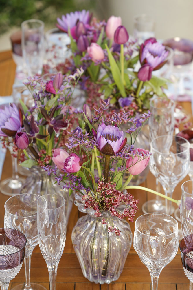 mesa decorada em tons de azul e roxo 