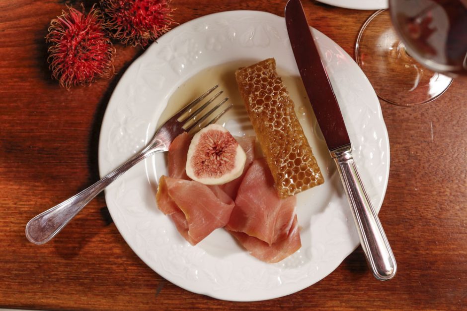 mesa de queijos e vinhos