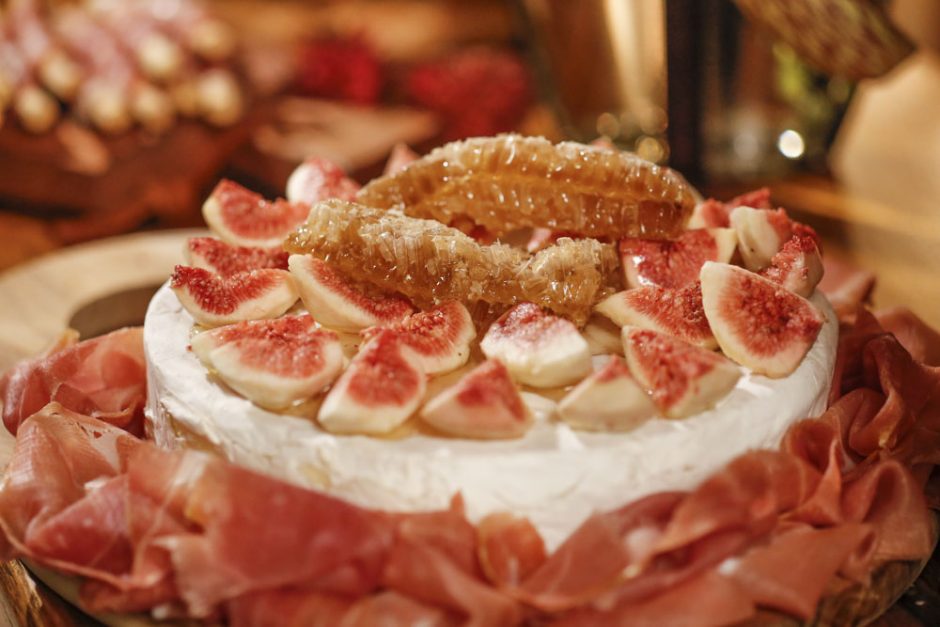 queijo brie com figo, parma e favo de mel