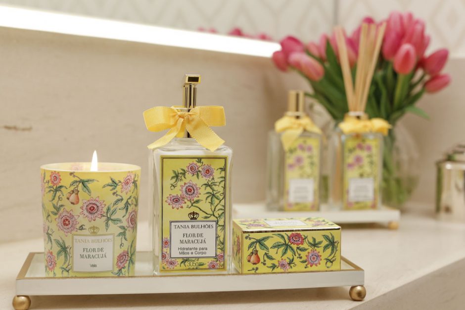 bandeja Marquesa com borda trabalhada em ouro 