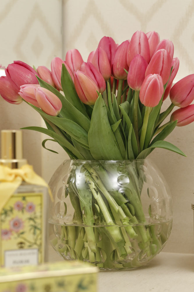 tulipas em bowl de cristal