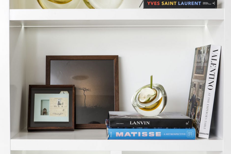 estante da sala decorada