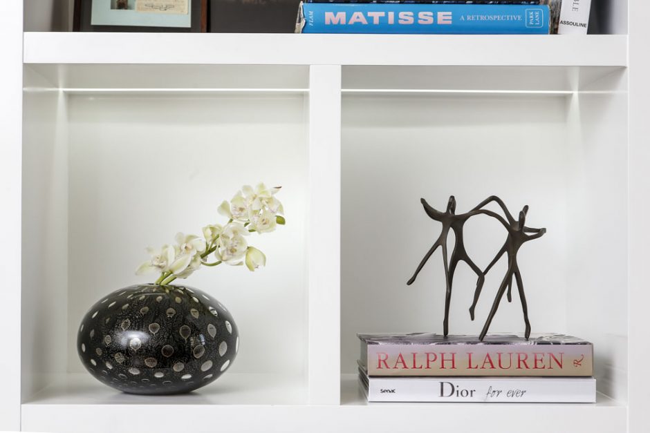 vasos com arranjos em estante