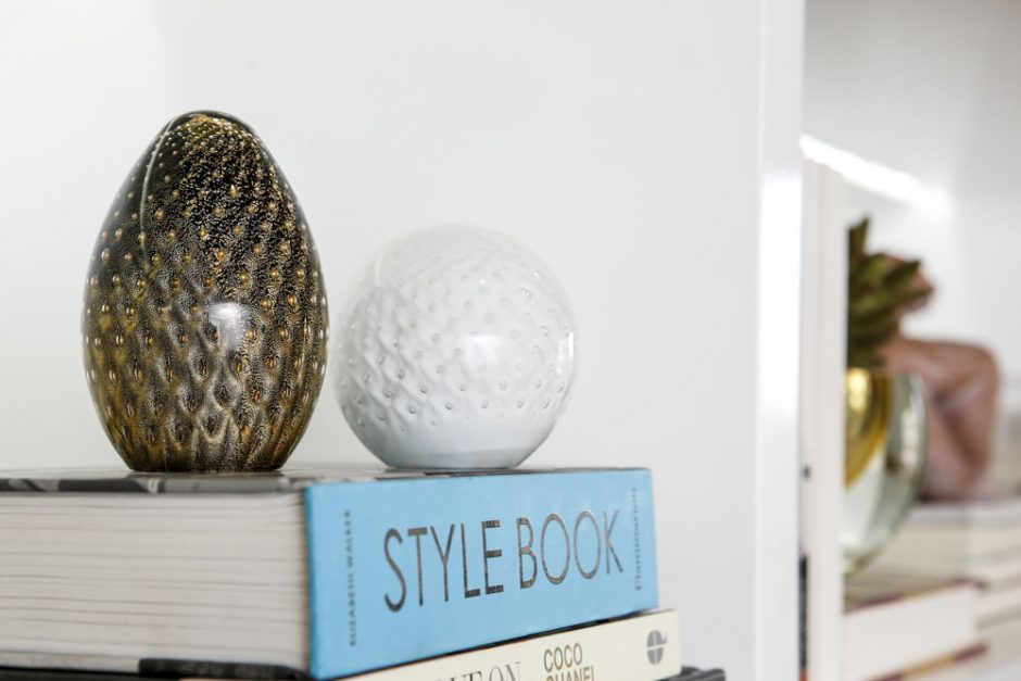 vasos e pesos decorando estante