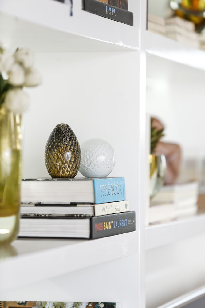 estante com decoração e cristais