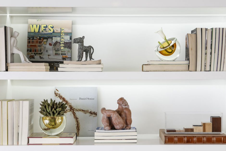 estante decorada na sala