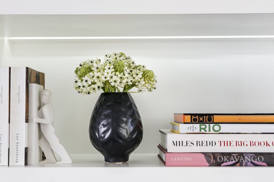 decoracao de estante com vasos e flores