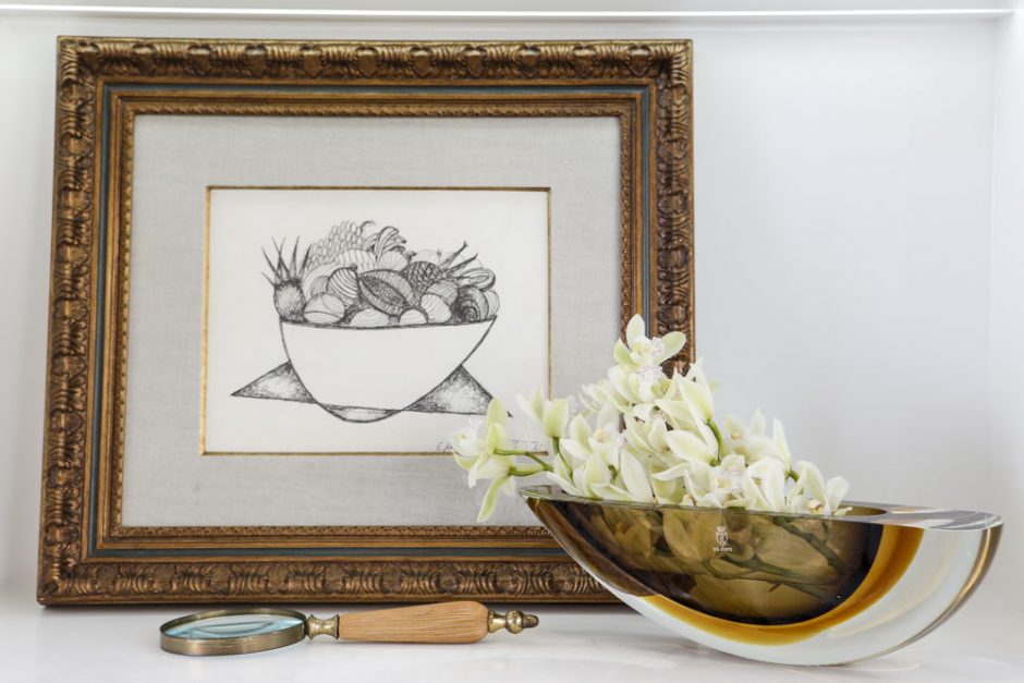 vasos e flores em estante 