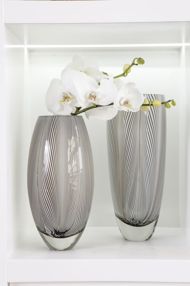 conjunto de vasos em estante