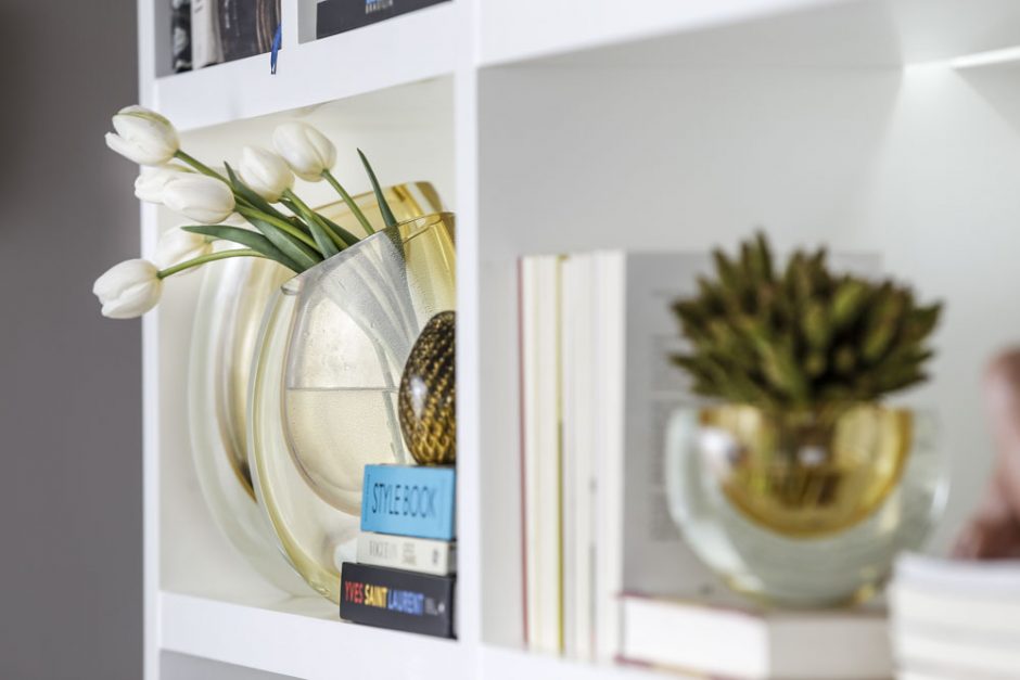 decoração com vasos na estante