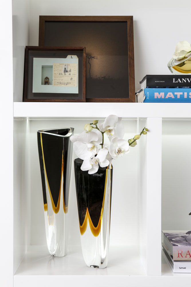 vasos pretos ca dóro decoracao de estante