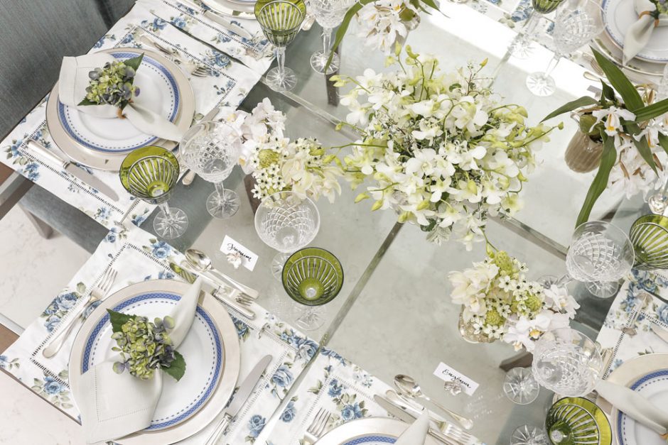 mesa em tons de branco, azul e verde