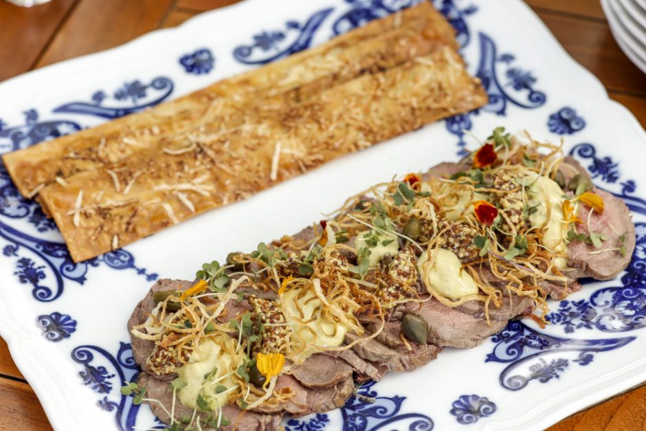 Tagliata de rosbife com molho de mostrada