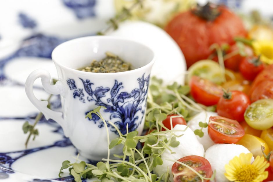 molho pesto servido em xícara