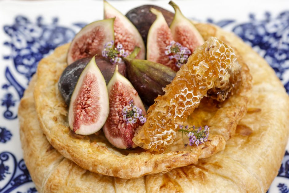 Torta folhada de queijo brie