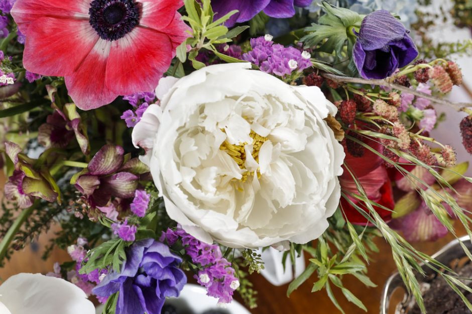arranjo grande com flores coloridas