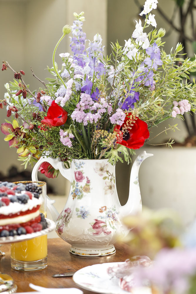 arranjo floral em bule de porcelana tania bulhoes