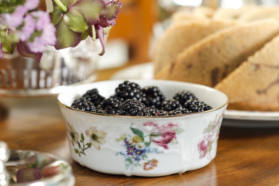 amoras em bowl de porcelana floral