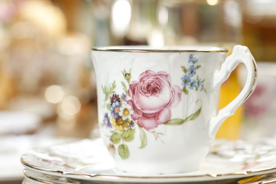 xícara de porcelana com pintura de flor