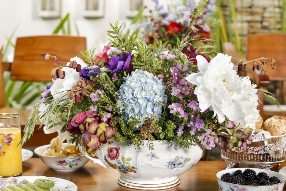 arranjo grande com flores coloridas