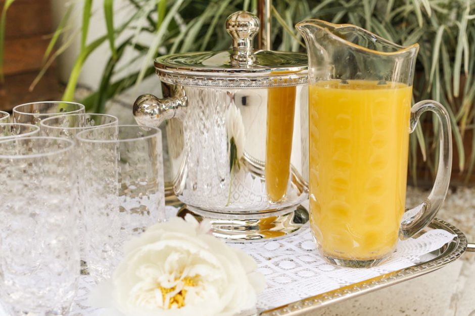 suco de laranja na jarra de vidro 