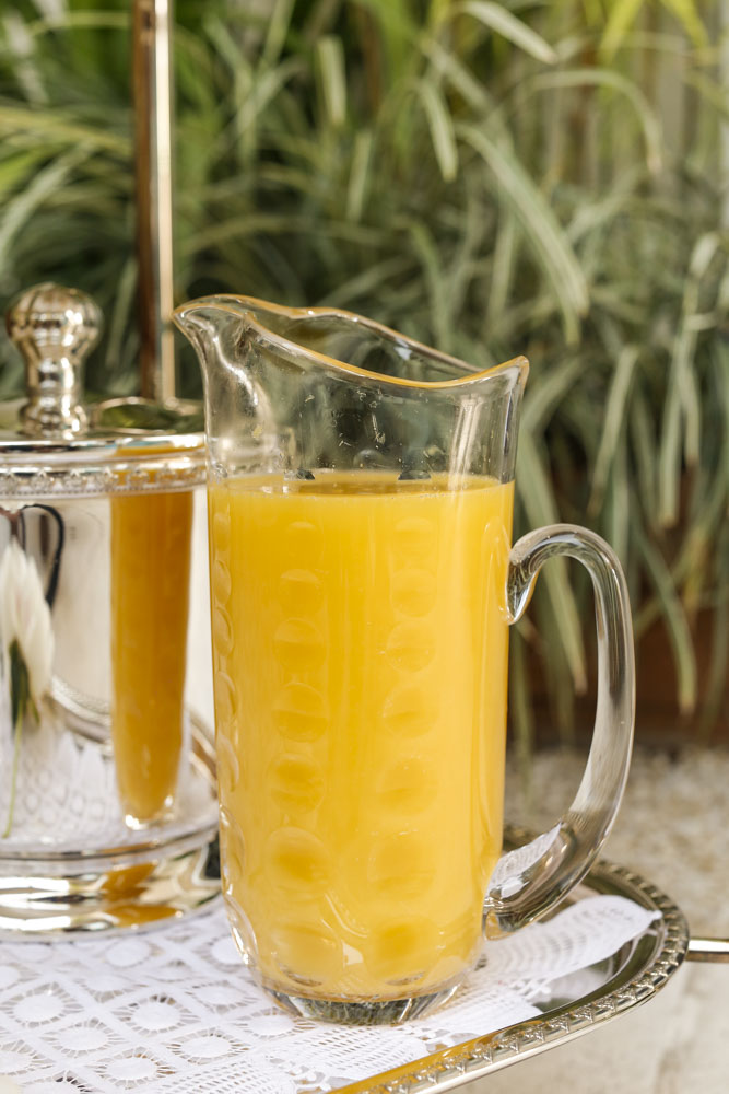 suco de laranja na jarra de vidro