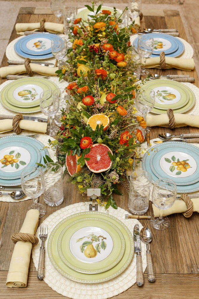 mesa posta com flores e frutas