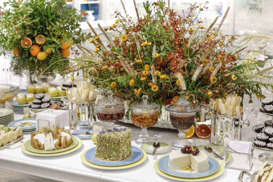 mesa de doces e salgados buffet Zest