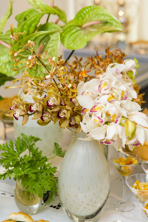 vaso branco com ouro e arranjo