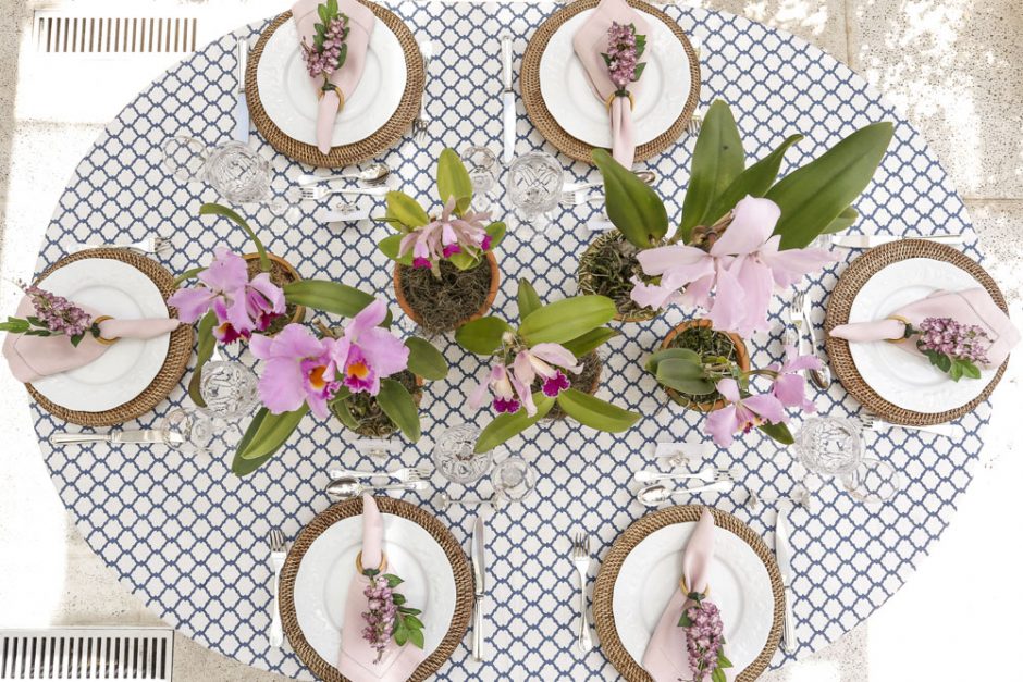 mesa posta com toalha estampada